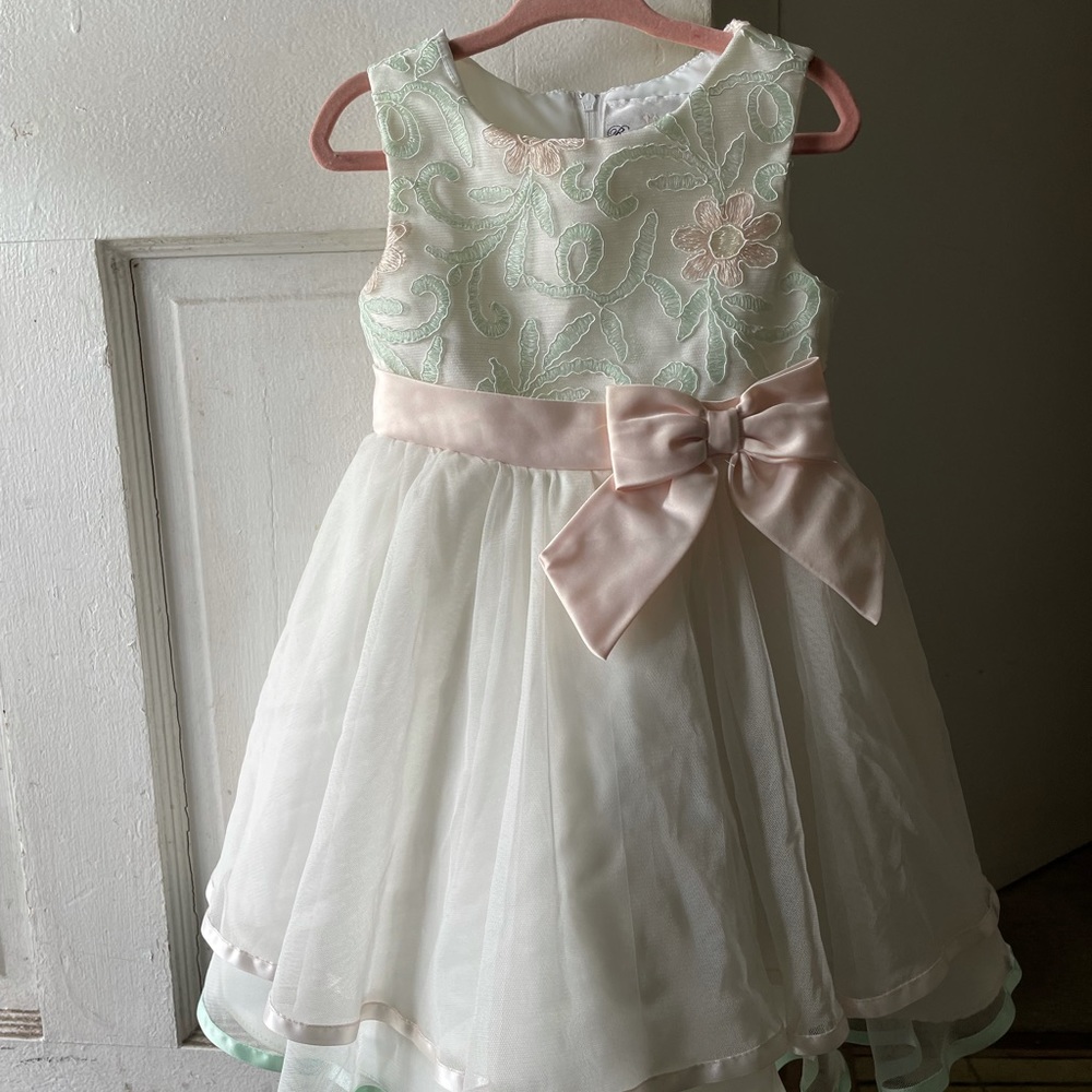 Beautiful, gently worn, a little girls dress.
